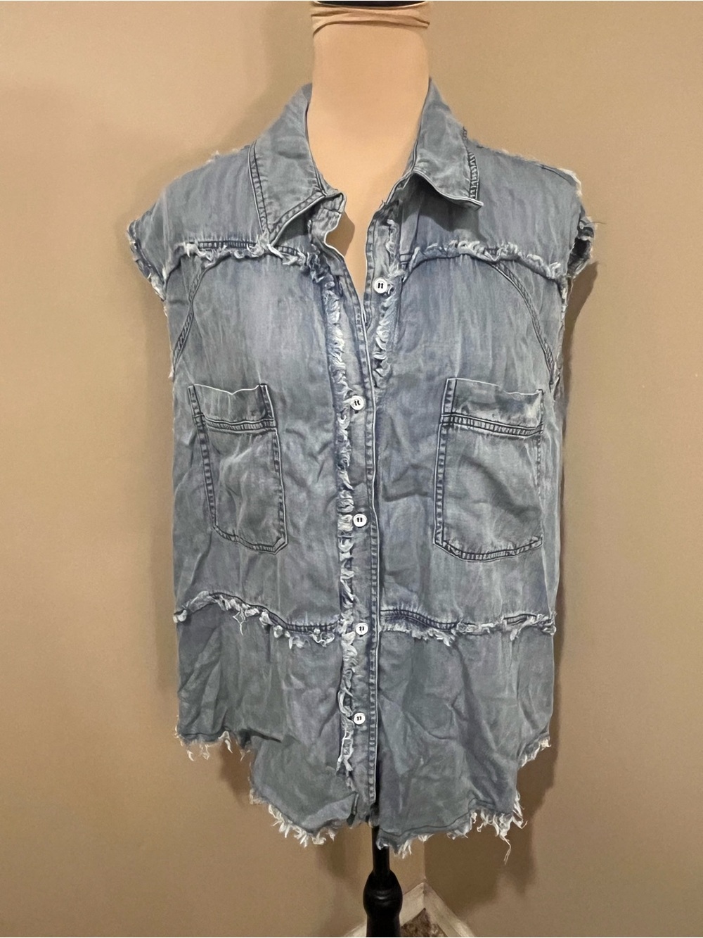 easel oversized raw hem light blue denim sleeveless chambray button-down, size M